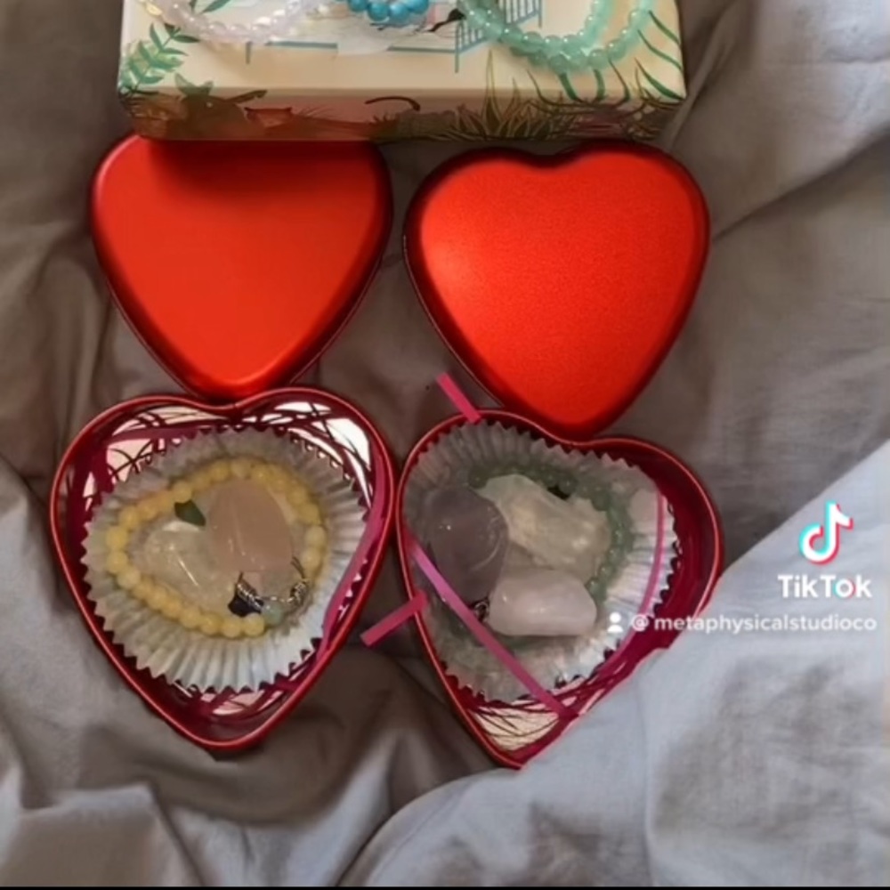 crystal sets for valentines day:) comes with jewelry, tumbled crystals and more